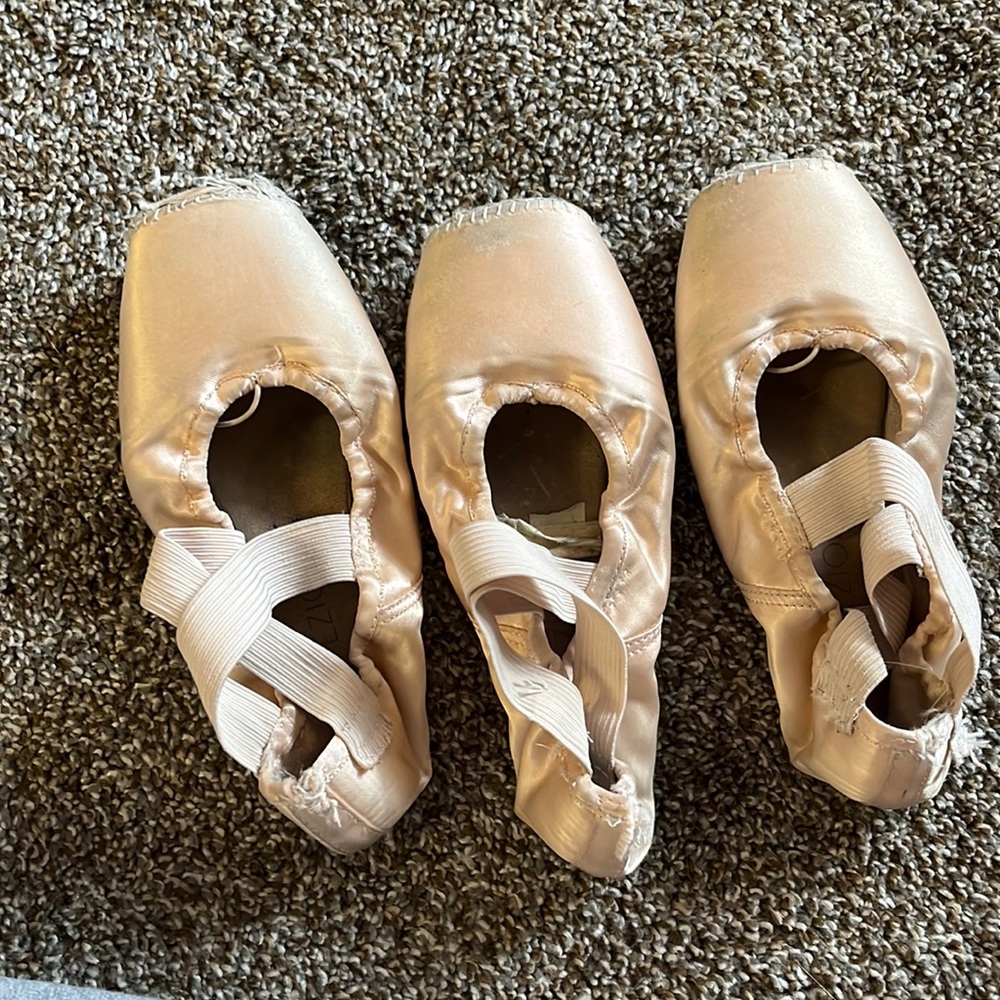 Used Pointe Shoes 🩰- not selling with elastic
